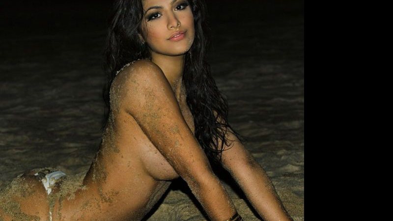 Imagem Mariane Silvestre faz topless em ensaio na praia