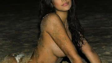 Imagem Mariane Silvestre faz topless em ensaio na praia