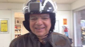 Imagem Cheio de marra, Mário Kertesz posa em Harley-Davidson