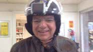 Imagem Cheio de marra, Mário Kertesz posa em Harley-Davidson