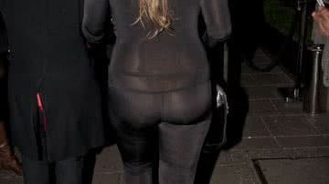 Imagem Sem calcinha? Modelo rouba cena com roupa transparente