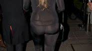Imagem Sem calcinha? Modelo rouba cena com roupa transparente