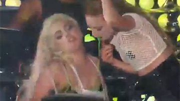 Imagem Mulher vomita em Lady Gaga durante show, de propósito