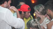 Imagem A fila andou? Neymar conversa com loira durante festa de Réveillon
