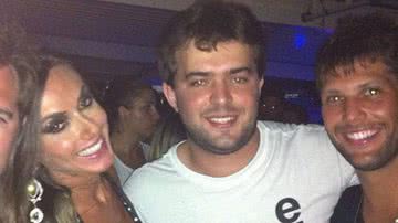 Imagem Nicole Bahls sai acompanhada do ator Gustavo Leão após festa