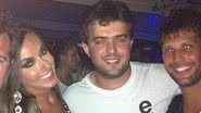 Imagem Nicole Bahls sai acompanhada do ator Gustavo Leão após festa