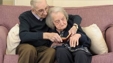 Imagem Para manter o amor vivo, marido de 91 anos lê diário para mulher com amnésia