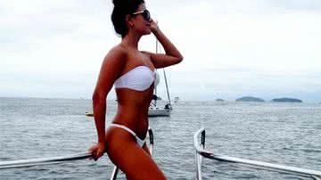Imagem Paula Fernandes esbanja boa forma em foto de biquini