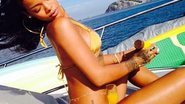 Imagem Rihanna exibe corpão em passeio de lancha no Brasil  