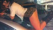 Imagem De microshort, ex-BBB Serginho sensualiza em cima de carro