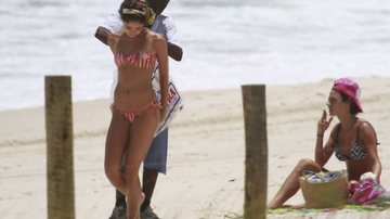 Imagem Thaila Ayala fuma cigarro suspeito na praia