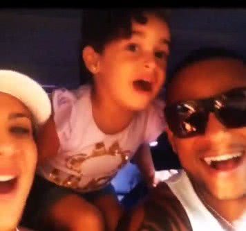 Imagem Scheila, Tony e filha cantam juntos após cantor compor música para esposa
