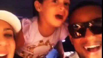 Imagem Scheila, Tony e filha cantam juntos após cantor compor música para esposa