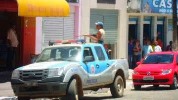 Imagem Vídeo: homem sobe em viatura e aponta arma para policiais
