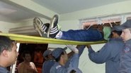 Imagem Homem tenta invadir loja e acaba preso nas grades da janela