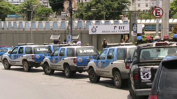 Imagem Policiais civis do Complexo dos Barris cruzam os braços