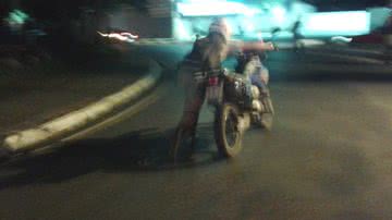 Imagem Motocicleta da Polícia pega no tombo em meio às manifestações