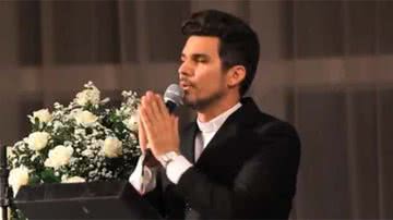 Imagem Assista: padre canta “Show das Poderosas” com direito a performance
