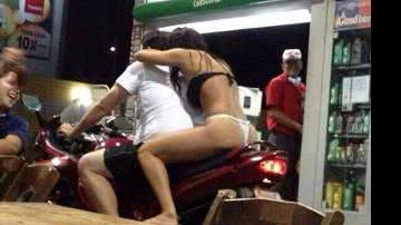 Imagem Mulher seminua passeia de moto no centro da Feira de Santana