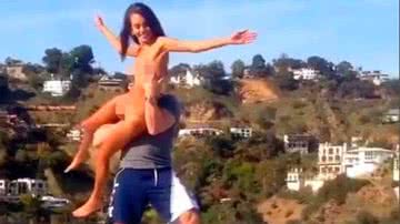 Imagem Assista: atriz pornô é jogada nua de telhado e quebra o pé