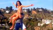 Imagem Assista: atriz pornô é jogada nua de telhado e quebra o pé