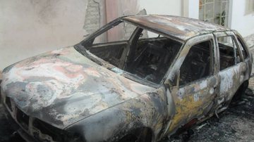 Imagem Criminosos ateiam fogo em carro de PM