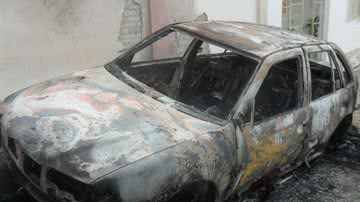 Imagem Criminosos ateiam fogo em carro de PM