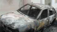 Imagem Criminosos ateiam fogo em carro de PM