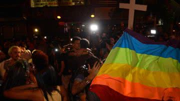 Imagem Manifestantes fazem beijaço contra homofobia após agressão de jovens em bar