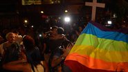 Imagem Manifestantes fazem beijaço contra homofobia após agressão de jovens em bar
