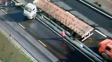 Imagem Acidente: carreta fica atravessada na Via Expressa