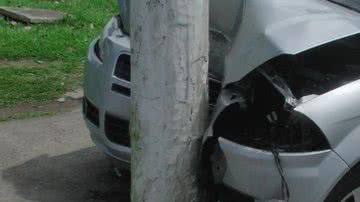Imagem Policial militar se envolve em acidente de trânsito e bate carro em poste