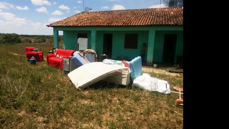 Imagem Bandidos invadem fazenda, espancam mulher e ateiam fogo em casa