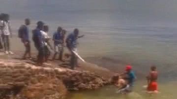Imagem Vídeo: acusado de roubar celular se joga no mar e é agredido na Ribeira