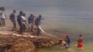 Imagem Vídeo: acusado de roubar celular se joga no mar e é agredido na Ribeira