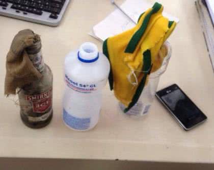 Imagem PM apreende bomba caseira e coquetel molotov com manifestantes do Bonocô