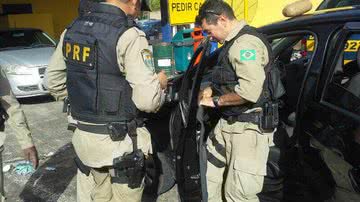 Imagem PRF apreende pasta base de cocaína em posto de Simões Filho