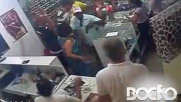 Imagem Assista: bandidos rendem seguranças e assaltam joalheria em Feira de Santana
