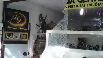Imagem Bandidos quebram vidro e roubam joalheria na Praia do Forte