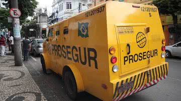 Imagem Armado, segurança de carro forte entra em conflito com bancários