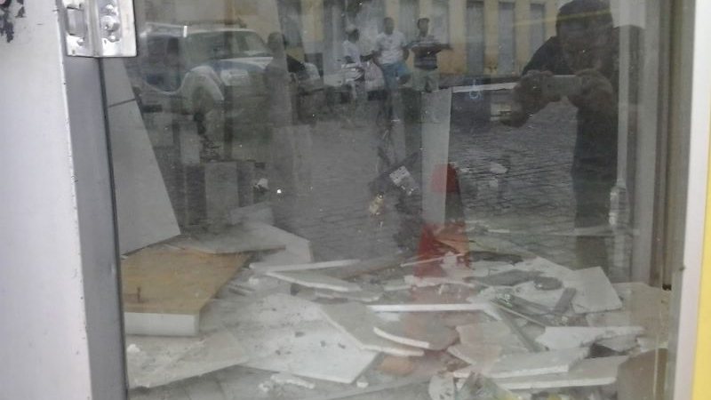 Imagem Bandidos explodem dois caixas eletrônicos de agências bancárias em Itaquara