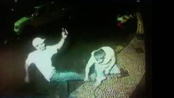 Imagem Vídeo: em tentativa de assalto, jovem reage e dá surra em suspeitos na Barra