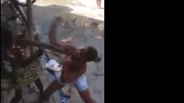 Imagem Vídeo: jovem ameaça quebrar cabeça de mulher e briga no meio da rua