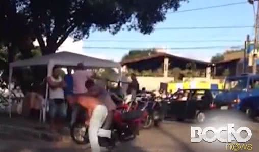 Imagem Vídeo: homens brigam em ponto de táxi na Federação