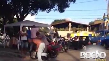 Imagem Vídeo: homens brigam em ponto de táxi na Federação