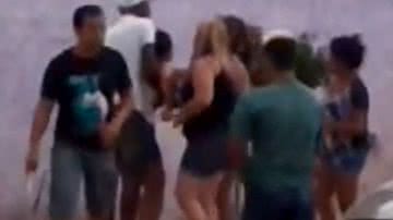 Imagem Vídeo:em briga de vizinhos, homem toma faca de mulher e evita tragédia