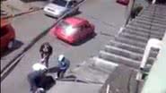 Imagem Vídeo: homem separa briga de mulheres a pauladas