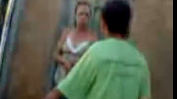 Imagem Mulher bate com cadáver de cachorro em vizinha acusada de envenenar animal
