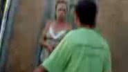 Imagem Mulher bate com cadáver de cachorro em vizinha acusada de envenenar animal