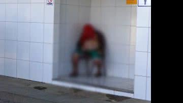 Imagem Caminhoneiro passa mal e morre sentado em banheiro